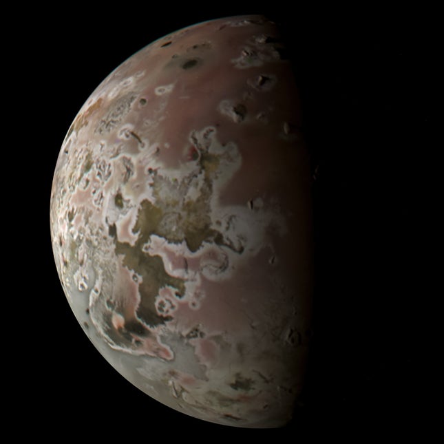 Bild für Artikel mit dem Titel Juno der NASA enthüllt höllische Landschaft des Jupitermondes Io im neuesten Vorbeiflug